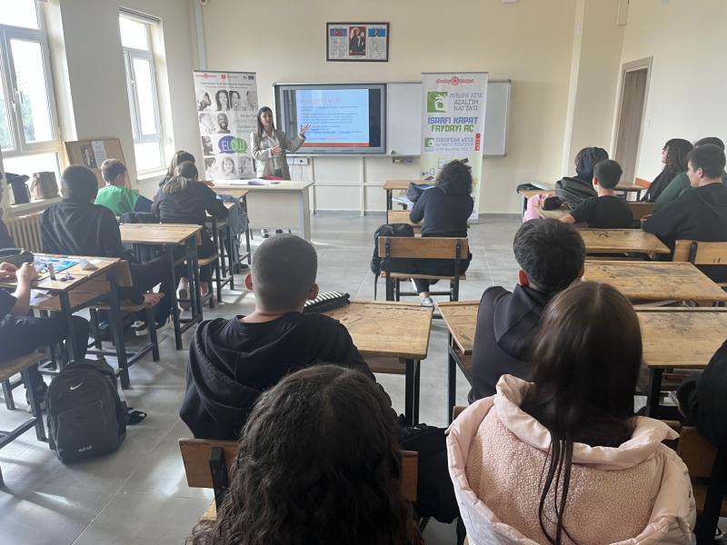L'ÉDUCATION SUR LE CHANGEMENT CLIMATIQUE, LE RECYCLAGE ET LA CONSERVATION DE L'EAU SE POURSUIT À AHMETBEY