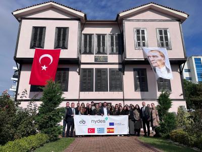Autonomiser les jeunes NEET grâce au projet Erasmus+ NYDES : coopération internationale et impact local