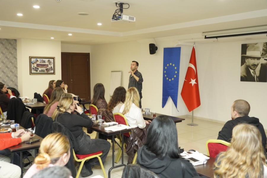 Autonomiser les jeunes NEET grâce au projet Erasmus+ NYDES : coopération internationale et impact local