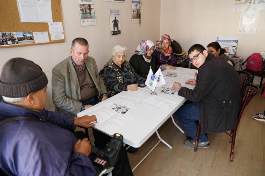 Dialogue intergénérationnel et consultation avec les personnes âgées et les personnes handicapées