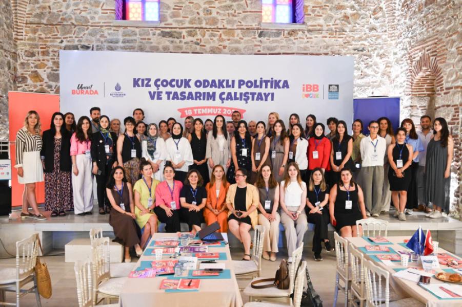 Atelier de politique et de conception pour les filles